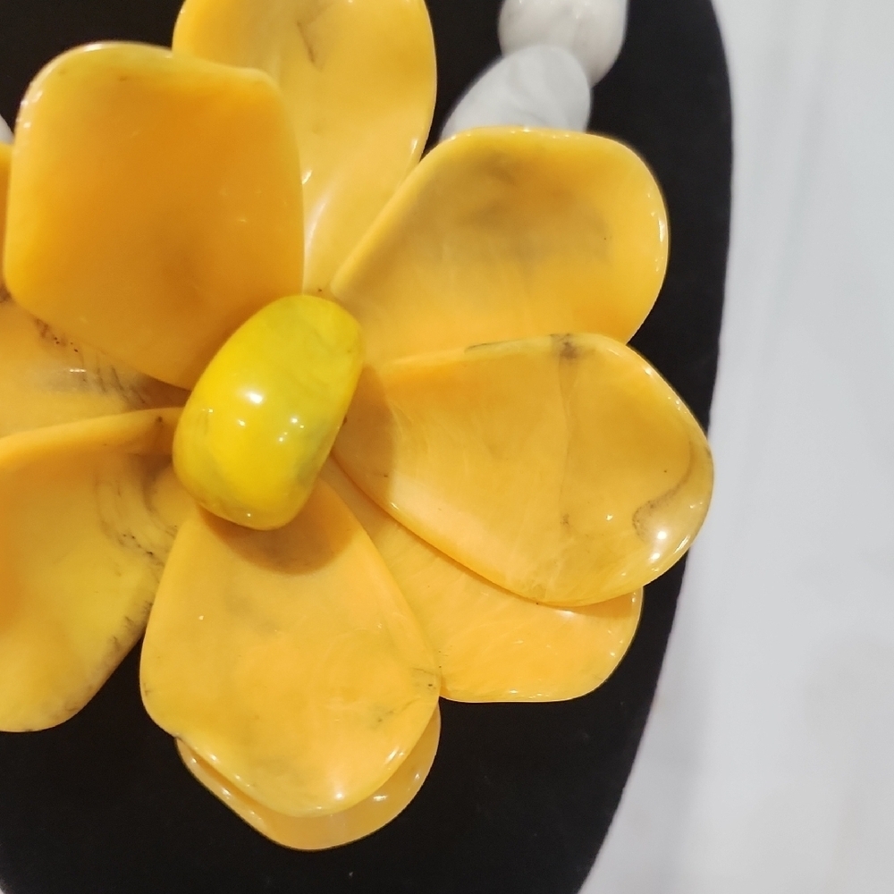 🏵🔹️Piper K 🔹️Beaded 18" Resin Necklace With Oversized Yellow Floral Pendant - Picture 5 of 14